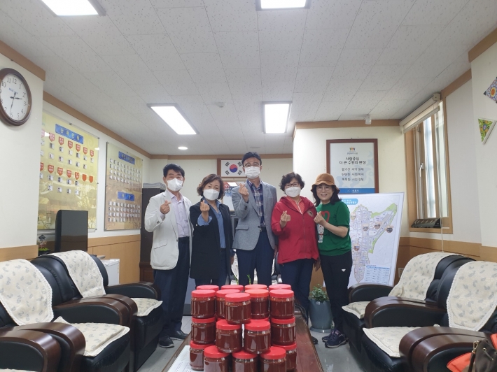 향토음식연구회에서 고추장을 전달하고 있다.