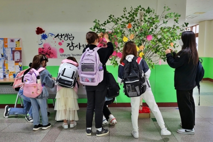 스승의 날 맞이 감사편지 쓰기 행사에 자율적으로 참여하고 있는 학생 모습