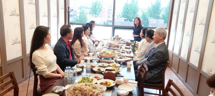 호매실동 주민자치센터 프로그램 강사들과 행정복지센터 및 주민자치회 관계자가 업무 간담회를 진행하고 있다.