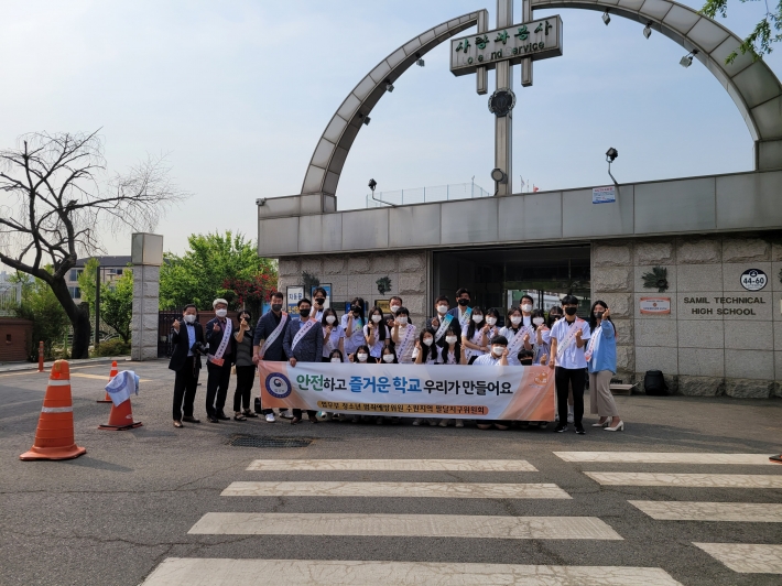 법무부 청소년 범죄예방위원 팔달지구위원회, 관계공무원 그리고 삼일공고 재학생들이 청소년 학교폭력 및 담배금지 선도캠페인을 홍보물을 나눠주며 실시하였다