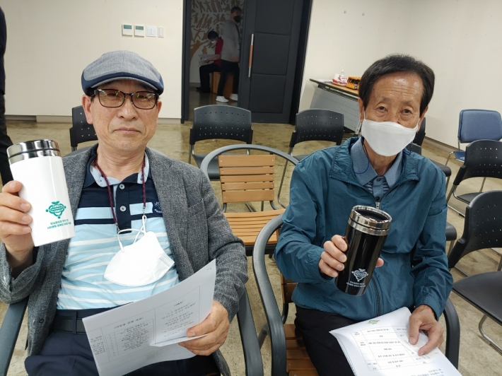 컵-사이클링을 위한 공유컵을 들고 사진 촬영을 하고 있는 참가자