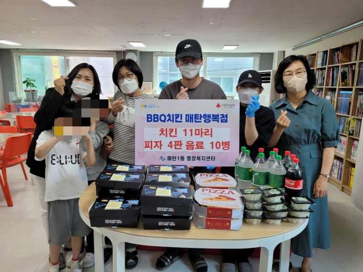 BBQ치킨 매탄행복점에서 The꿈지역아동센터에 치킨과 피자, 음료를 후원하였다.