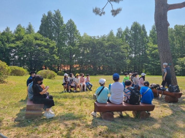 서울대 수목원 활용 전문강사와 함께 하는 '걸어서 동네속으로' 활동 모습