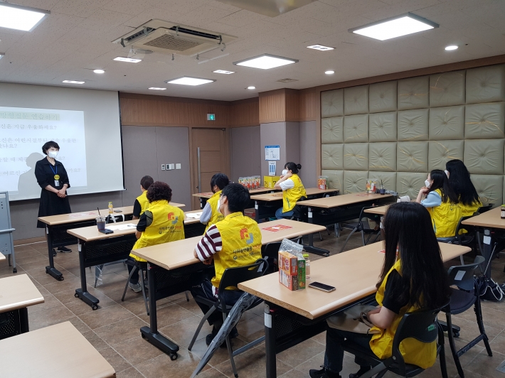 돌봄봉사자들을 대상으로 '노인의 이해, 노인의 우울예방, 치매예방'교육을 진행하고 있다.