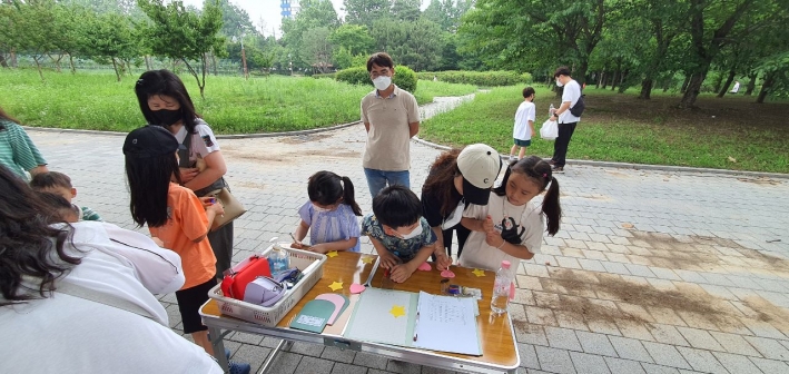 행사 소감을 쪽지에 작성 밴조에 붙이려고 준비하고 있다.