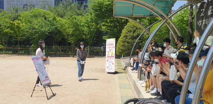 학부모회장이 행사 취지와 대화 놀이의 규칙 설명