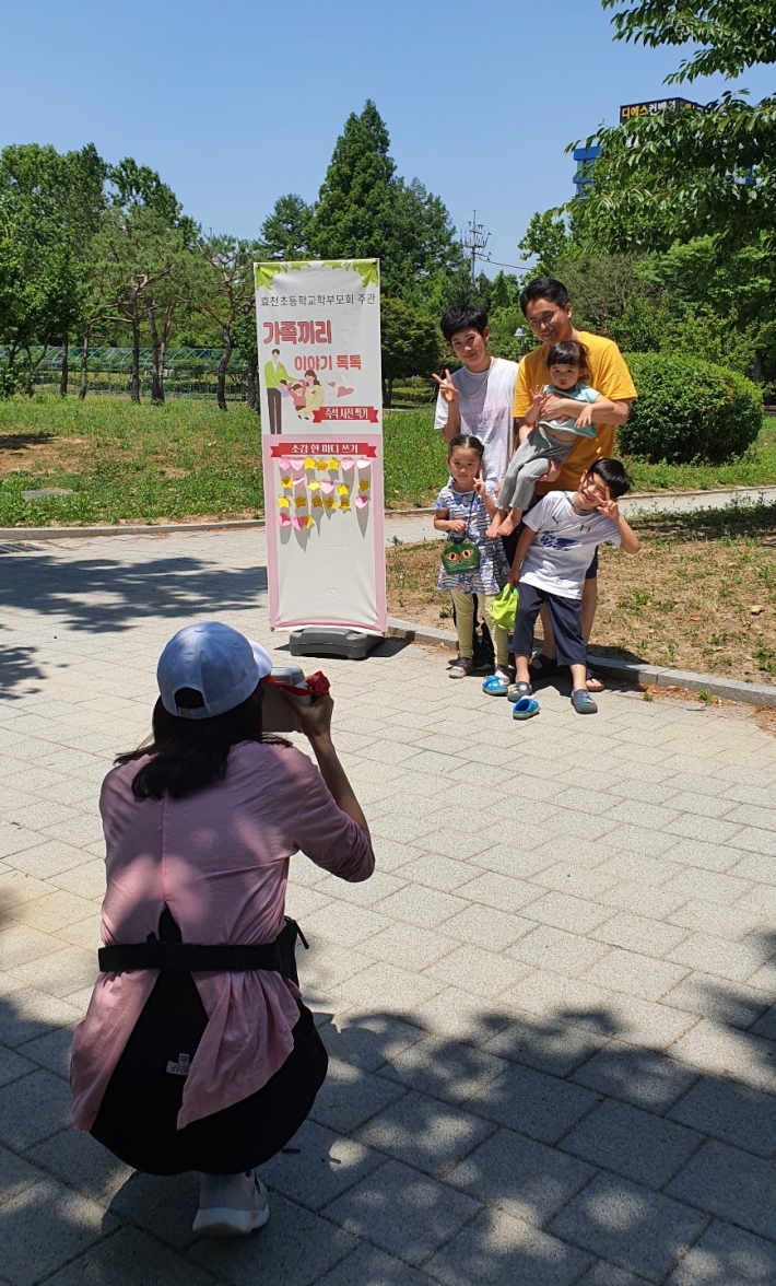 자녀들과 기념사진 찍는 부모의 모습    