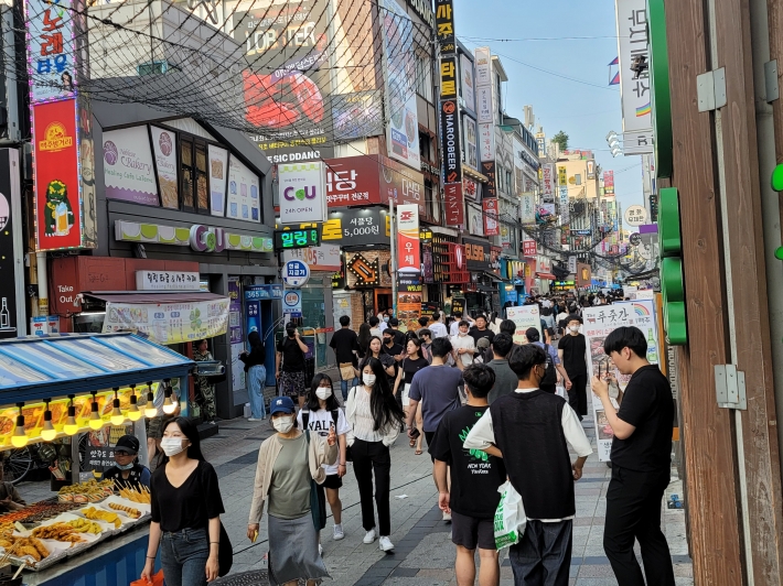 수원역 로데오거리 시민들로 넘쳐났다.