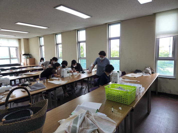 화서1동 특성화프로그램 '재봉틀 교실' 에서 수강생들이 재봉틀을 이용해 생활용품을 제작하고 있다.