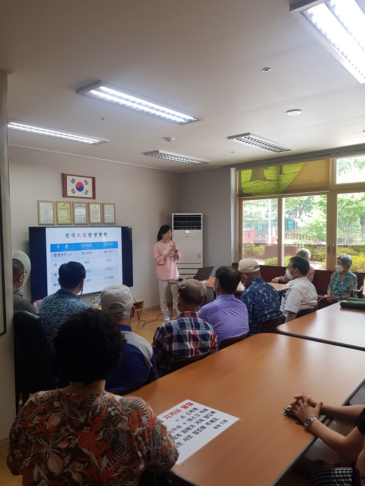 11일(월) 권선구 수원역해모로아파트경로당에서 경로당 맞춤형 안전교육을 실시했다.