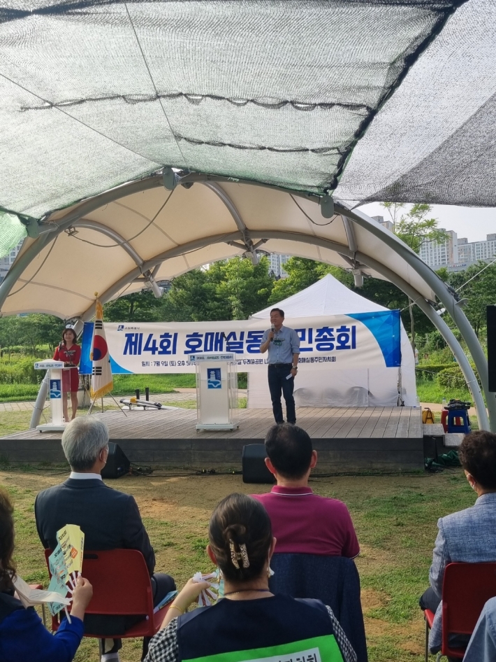 호매실동 주민총회에 참석하여 인사말하는 이재준 수원특례시장