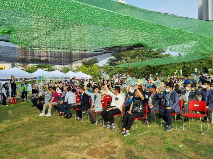 호매실동 주민총회에서 내년도 예산 우선순위를 투표하는 호매실동 주민들