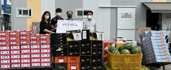 전국과실중도매인조합연합회 수원지회에서 권선1동에 신선한 제철과일을 전달하였다.
