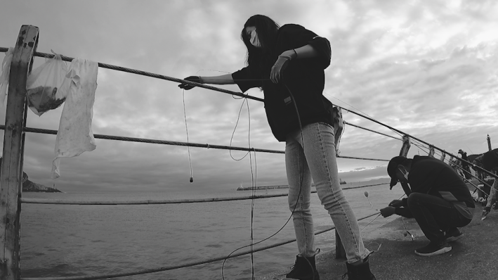 수중 마이크로 항구에서 소리를 채집하는 윤희수 작가