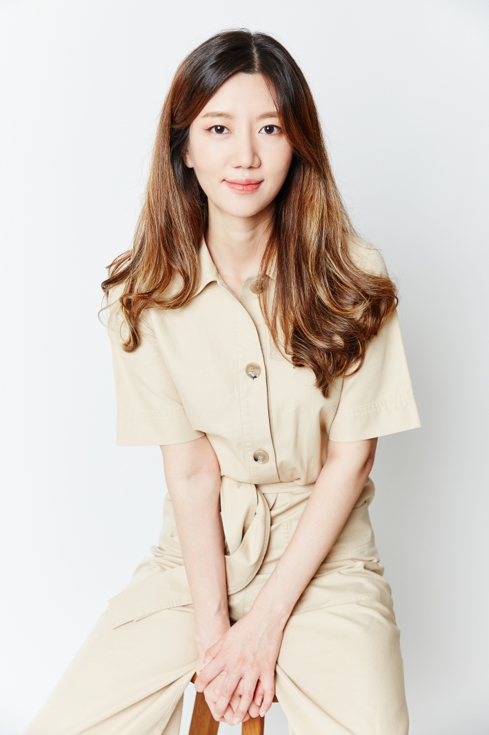 관람객과 더 많은 교류와 교감을 했으면 하는 바람으로 다양한 매체와 공감각적인 요소를 결합한 작품을 보이는 윤희수 작가이다.