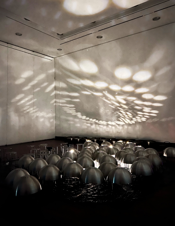 작가의 신작인 <당당하게 웅성거리는 바다의 모래섬으로, 'para thina polyphloidboio thalasses'>