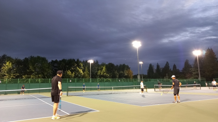야간 테니스장 풍경