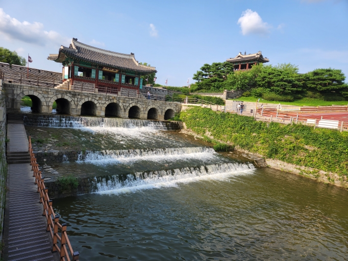 수원 8경의 명소인 수원화성 화홍문, 7간 홍예에서 물이 쏟아져 내리고 있다.