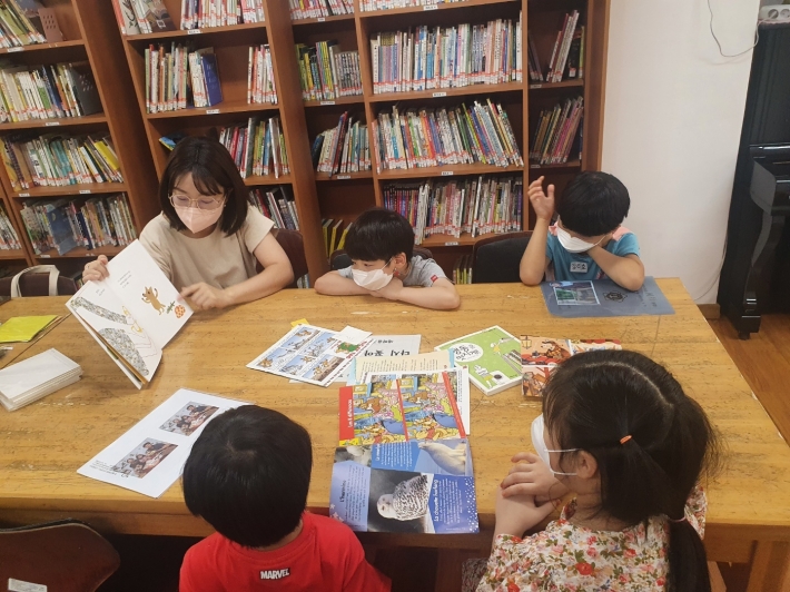 그린빌 새마을 작은 도서관에서 아이들과 함께 그림책 수업을 하는 모습