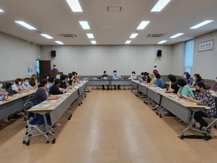 수원남부경찰서 조승덕 세류지구대장이 세류2동 통장 대상으로 범죄 예방 교육을 진행하고 있다.