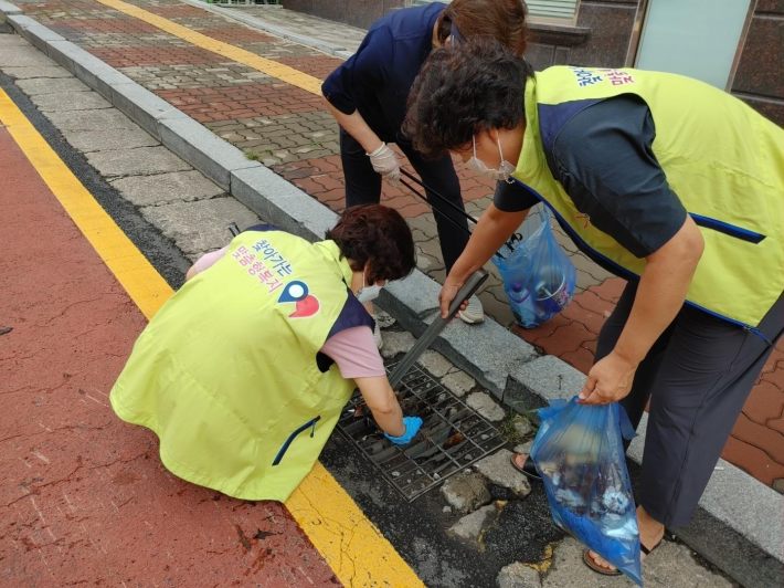 팔달구 우만1동 행정복지센터에서 8월 10일 우수전 집중 청소를 실시하고 있다.