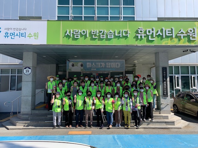 환경정비를 위해 모인 참여 봉사단