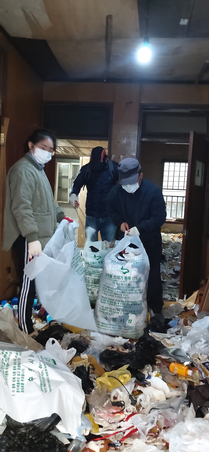 행궁동 집수리 봉사대가 독거노인 집의 쓰레기를 치우고 있다. 