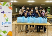 서둔동 지역사회보장협의체가 홀몸 어르신들을 위한 명절 음식을 준비하고 기념촬영하는 모습