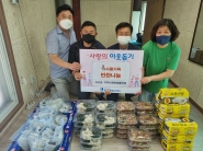 송편, 양념 돼지고기, 포도등을 준비해 독거어르신께 배달하기 전의 모습