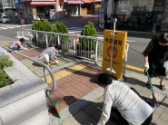 우만1동 통장협의회 등 단체원들이 청사주변을 청소하고 있다.