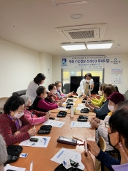 경기도의료원 수원병원 의료진들이 관내 지역주민들에게 혈당측정법을 설명해주고 있다.