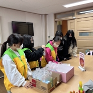 수원愛통통봉사단 학생들이 편지 나눠주는 모습