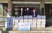 캡댓의 김홍석 대표가 행궁동 행정복지센터에 식료품을 전달하고 있다.