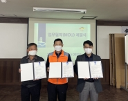 (왼쪽부터) 예인기 지역사회보장협의체 위원장, 김윤중 연무시장상인회장, 신민철 연무동장