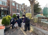 통장협의회에서 우만1동 어린이공원의 낙엽을 청소하고 있다
