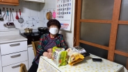 사진설명) 세류1동 구연숙 지역사회보장협의체 위원의 방문을 받은 김00어르신이 어르신의 모습이다.