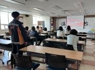 구운동 행정복지센터 직원들이 서둔119안전센터에서 준비한 시청각 자료를 감상하고 있다.