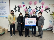대신네트웍스(주)가 곡선동행정복지센터에 성금 1백만원을 기탁하고 기념촬영을 하고 있다.