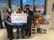 경희대미션태권도(원장 임민규)에서 라면트리를 곡선동 행정복지센터에 전달하고 있다.