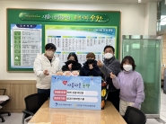 아이들의 따뜻한 마음이 담긴 라면과 성금30만원을 원천동 행정복지센터에 기부한 광교인성태권스쿨