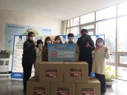 아이들의 따뜻한 마음이 담긴 라면을 원천동행정복지센터에 기부한 광교중앙태권도