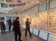장안구민회관 1층 노송갤러리에서 열리는 우표전시회, 이문연씨가 설명하고 있다.