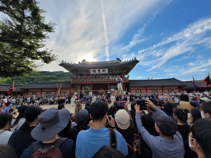 전통줄타기 공연을 즐기며 풍성한 한가위 되세요.