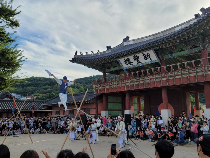 외줄 위로 걸어 다니는 줄타기 공연에 시민들은 즐거워했다.  