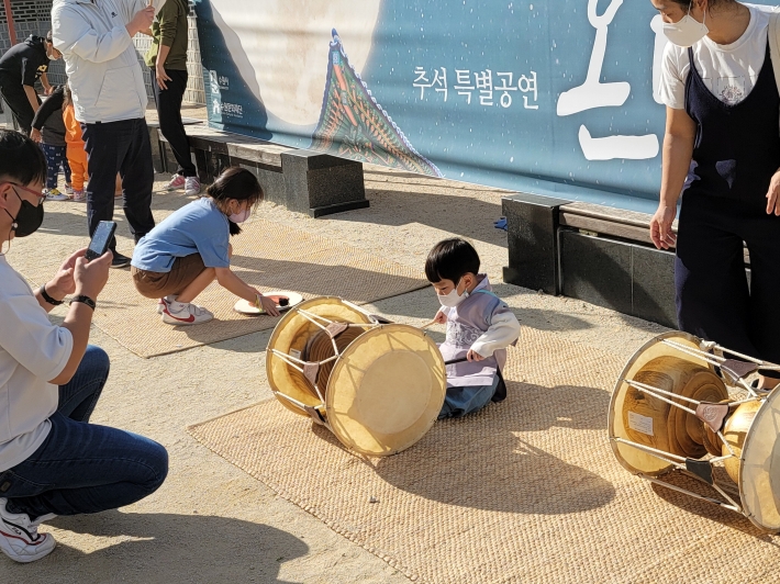 추석특별공연 온달과 함께 열린 다양한 체험, 우리 전통 장구 생각보다 어렵네...