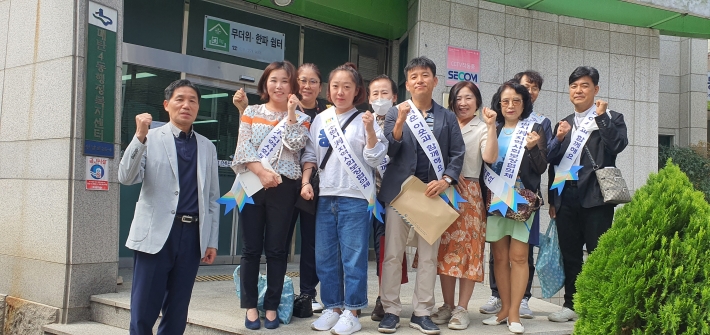 우병민 매탄4동장(좌측)과 지역사회보장협의체 위원이 함께한 복지사각지대발굴 캠페인