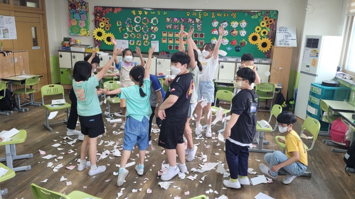 '신기한 문방구' 활동에 참여하는 학생들 모습