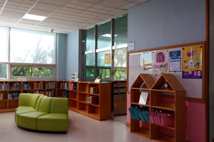 유아도서 및 다국적도서를 읽을 수 있는 1층 '옹달샘 자료실'