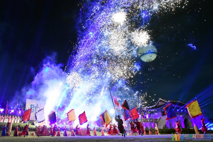 지난 2019년 10월 연무대에서 제56회 수원화성문화제 메인공연인 '야조'가 연무대를 배경으로 화려한 공연을 펼쳐지고 있다.
