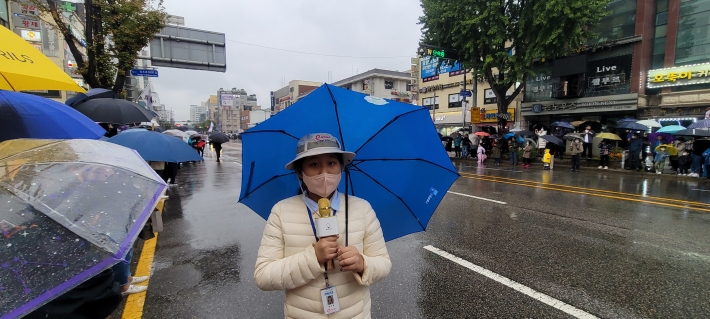 홍지윤기자가 장안문 앞에서 취재하고 있다.